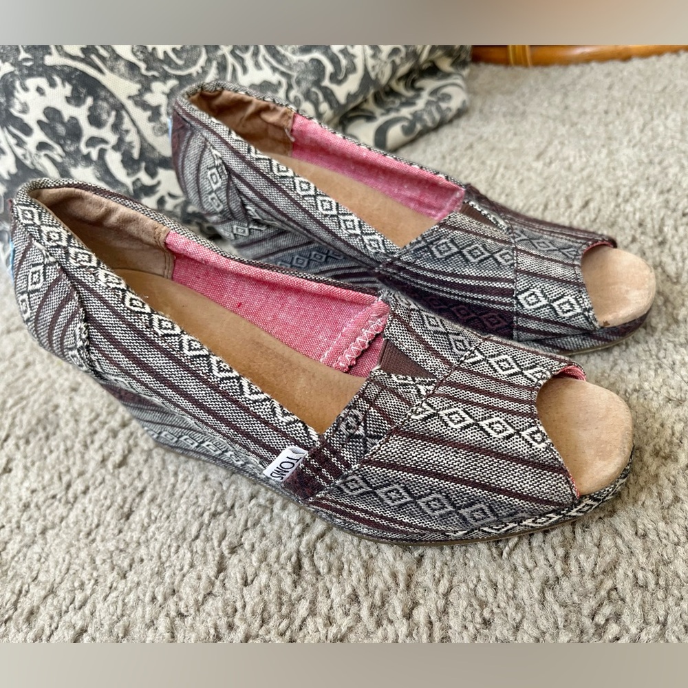 TOMS Women's Patterned Wedge Shoes - Pink and Brown